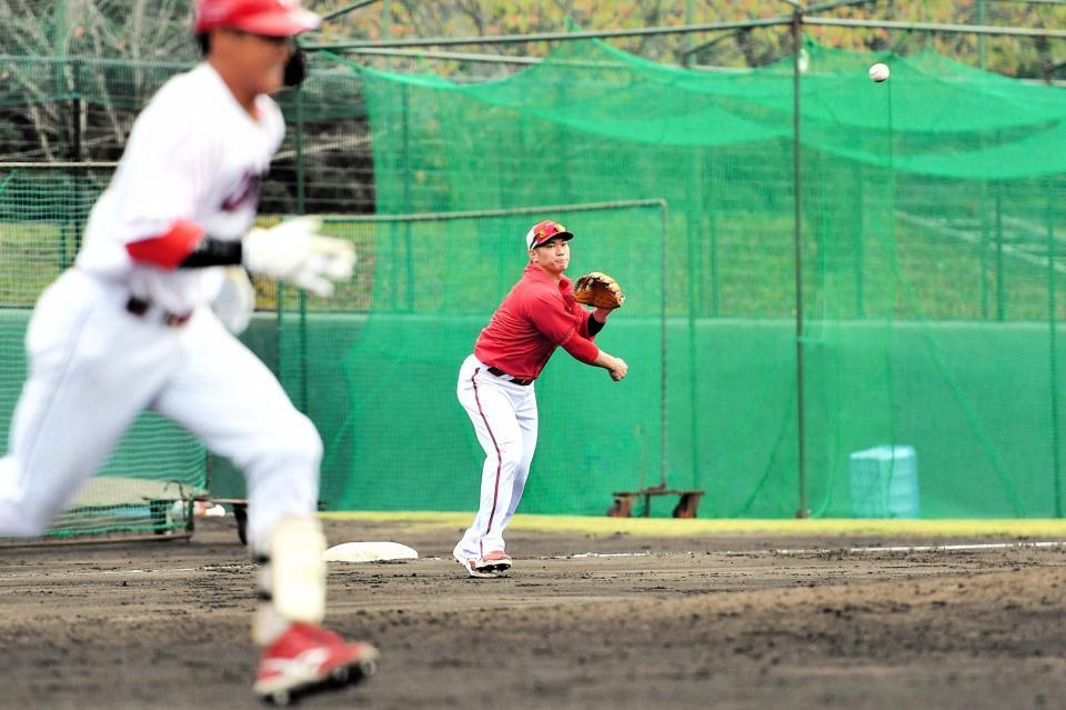 三塁でゴロをさばく坂倉（撮影・畠山賢大）