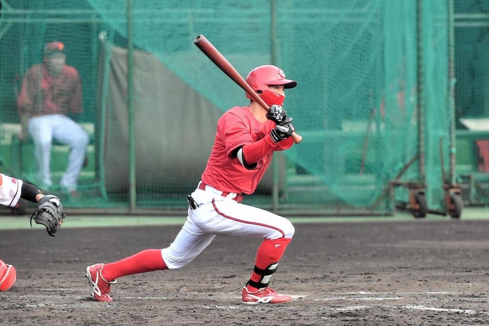 　適時三塁打を放つ矢野（撮影・畠山賢大）