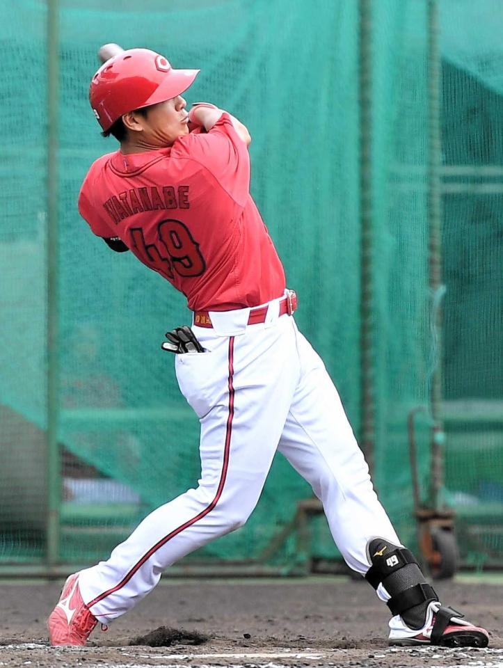 　適時二塁打を放つ渡辺