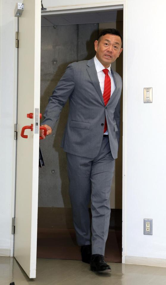 　入団会見のため、会場に入る石井弘寿投手コーチ（撮影・市尻達拡）