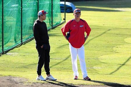 黒田アドバイザーと話す新井監督（右）＝撮影・畠山賢大