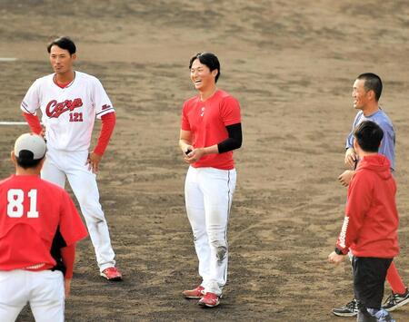 　練習中に笑顔を見せる（撮影・畠山賢大）