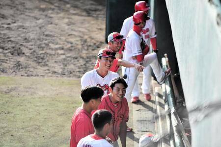 　１軍に配置転換となった新井良コーチと福地コーチ＝３日