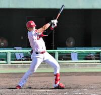 　紅白戦で安打を放つ佐々木（撮影・畠山賢大）