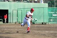 紅白戦で安打を放つ佐々木（撮影・畠山賢大）