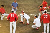 　選手と一緒になって汗を流す新井良コーチ＝３日