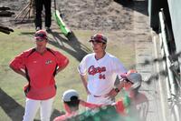 　１軍に配置転換となった福地コーチ（左）と新井良コーチ（右）＝３日