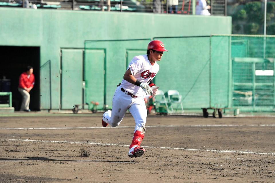 紅白戦で安打を放つ佐々木（撮影・畠山賢大）