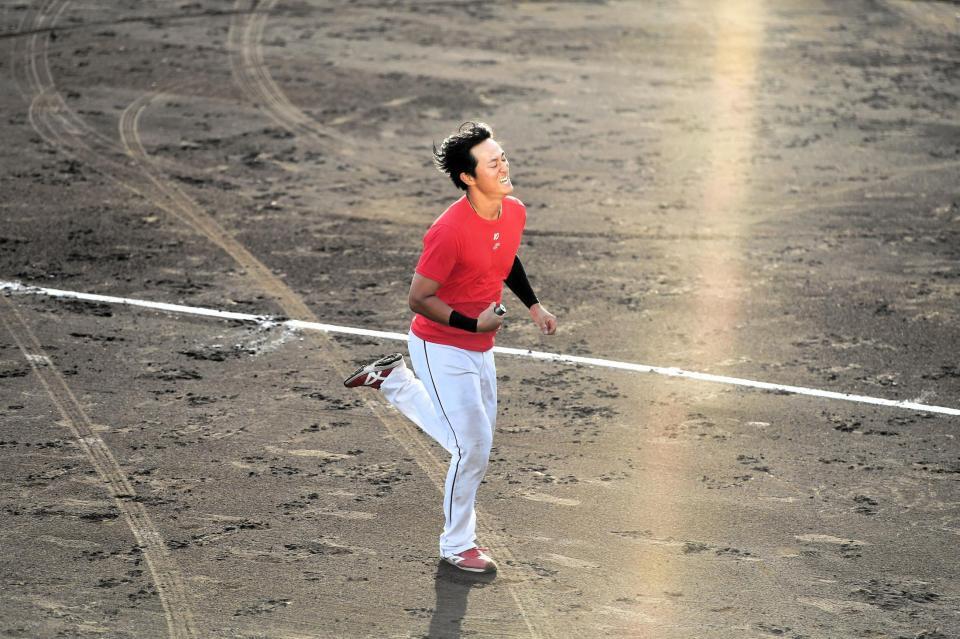 必死の形相でランメニューをこなす佐々木（撮影・畠山賢大）