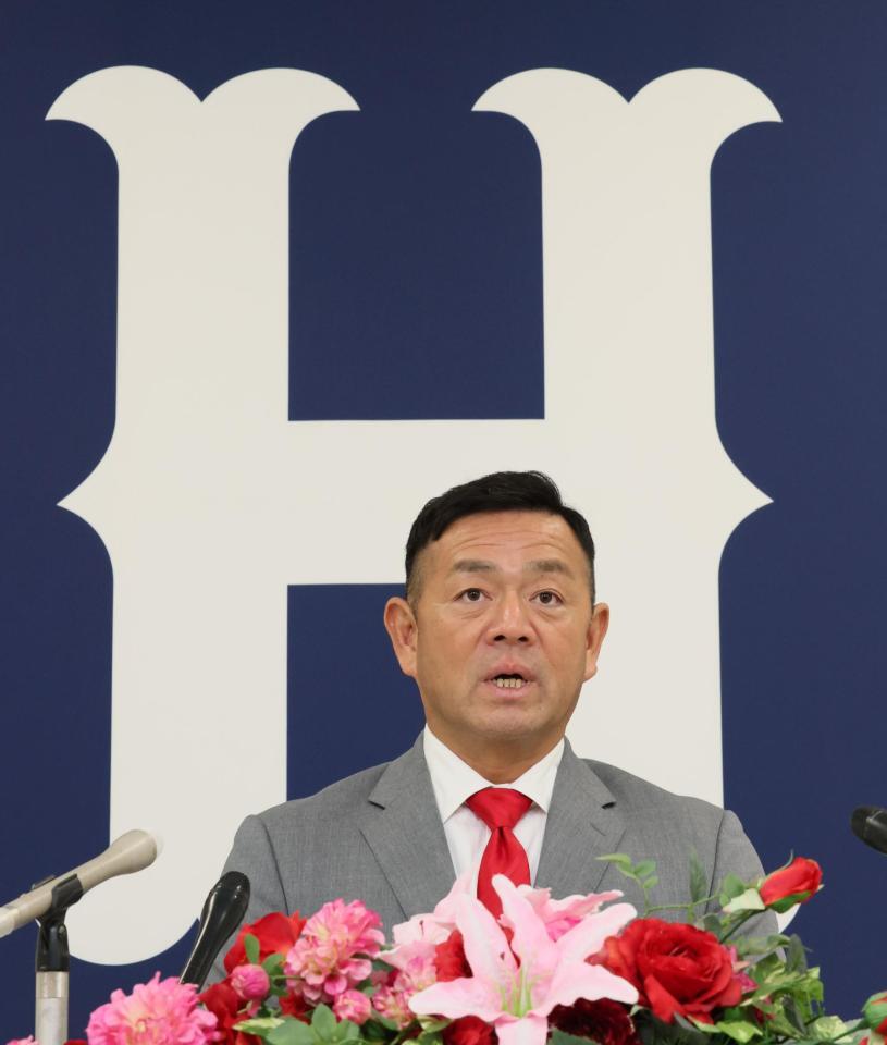 　入団会見で、意気込みを語る石井弘寿投手コーチ（撮影・市尻達拡）