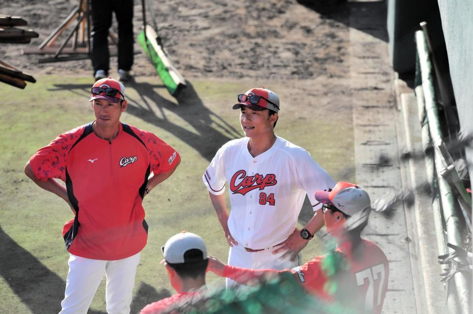 　１軍に配置転換となった福地コーチ（左）と新井良コーチ（右）＝３日