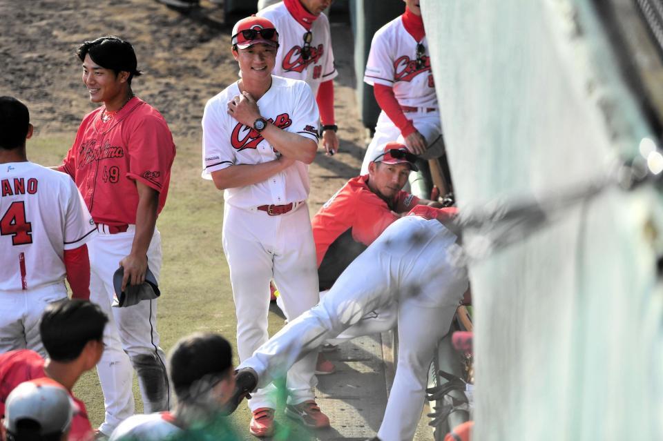 　１軍に配置転換となった新井良コーチ（中央）＝３日