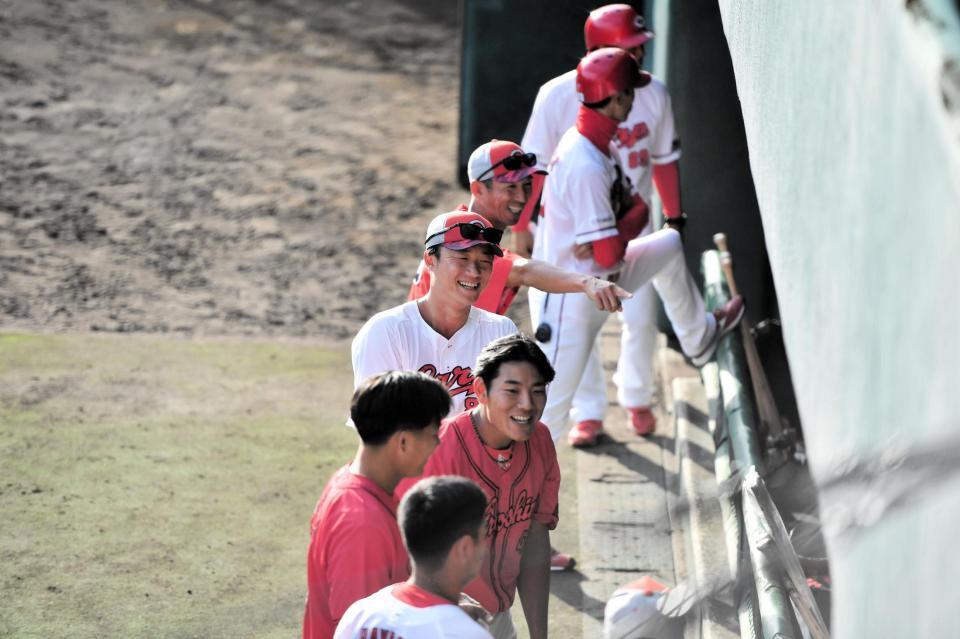 　１軍に配置転換となった新井良コーチと福地コーチ＝３日