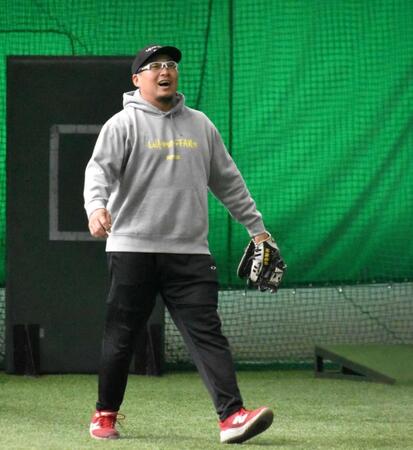 　ノック中に笑顔を見せる松山（撮影・高橋涼太朗）