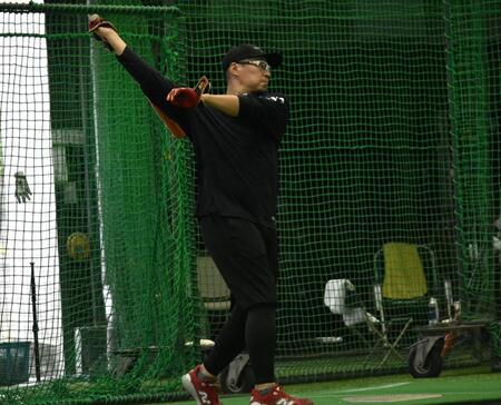 　打撃練習を行う松山