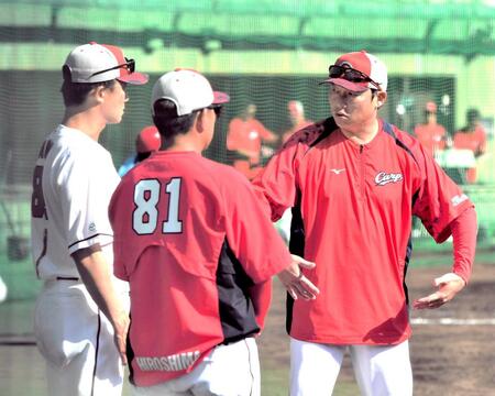 　紅白戦中に話す新井監督（右）と新井良コーチ（左）＝３日