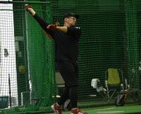 　打撃練習を行う松山