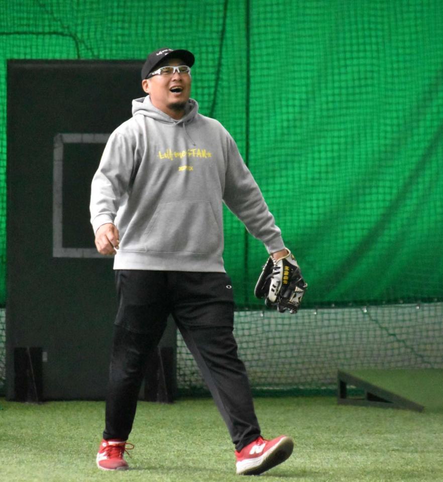 　ノック中に笑顔を見せる松山（撮影・高橋涼太朗）