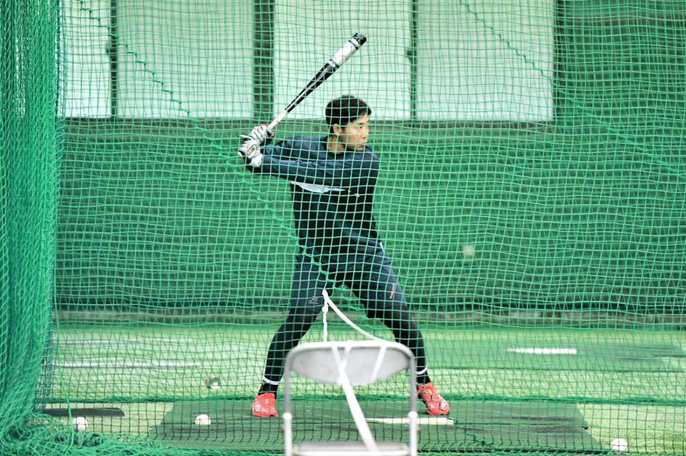 　キャンプ休日に打ち込みを行う石原（撮影・畠山賢大）