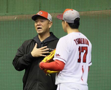 　ブルペンで常広に指導をする石井投手コーチ（撮影・市尻達拡）