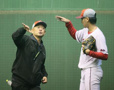 　ブルペンで杉田に指導をする石井投手コーチ（撮影・市尻達拡）