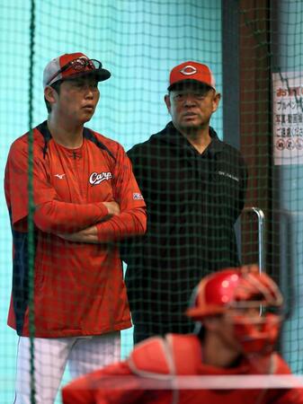 　ブルペンで話をする新井監督と石井投手コーチ（撮影・市尻達拡）