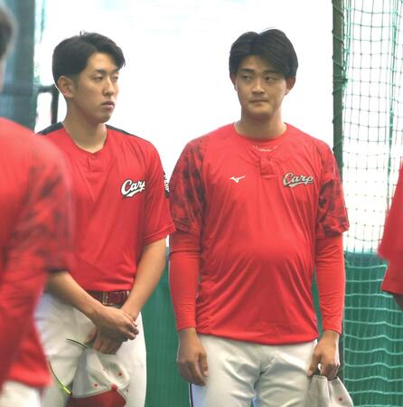 　練習前の円陣に加わり、話を聞く岡本（右）左は遠藤（撮影・市尻達拡）