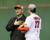 　ブルペンで常広に指導をする石井投手コーチ（撮影・市尻達拡）