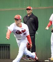 　ブルペンで益田（手前）の投球を見つめる石井コーチ（撮影・市尻達拡）