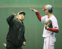 　ブルペンで杉田に指導をする石井投手コーチ（撮影・市尻達拡）