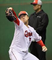 　ブルペンで投球練習する佐藤柳（撮影・市尻達拡）