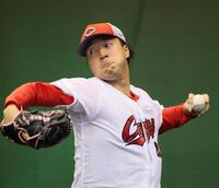 　ブルペンで投球練習する佐藤柳（撮影・市尻達拡）