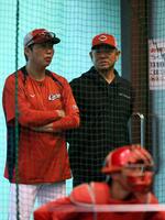 　ブルペンで話をする新井監督と石井投手コーチ（撮影・市尻達拡）