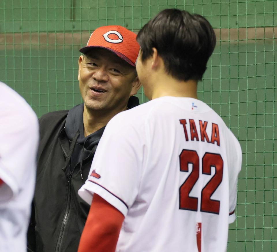 　ブルペンで投球練習を終えた高と笑顔で話をする石井投手コーチ（撮影・市尻達拡）