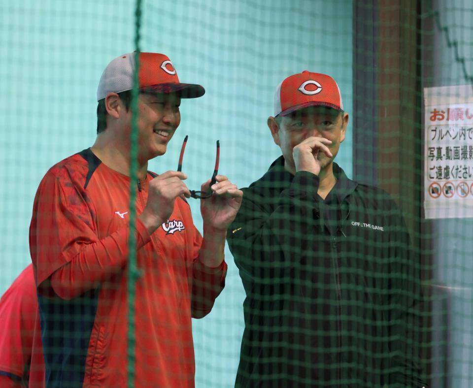 　ブルペンで話をする新井監督と石井投手コーチ（撮影・市尻達拡）