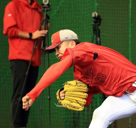 　ブルペンで熱投する辻（撮影・市尻達拡）