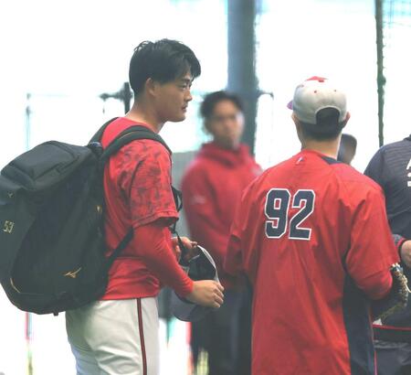 　練習前の円陣に参加した後、野村コーチと話をして球場を後にする岡本（撮影・市尻達拡）