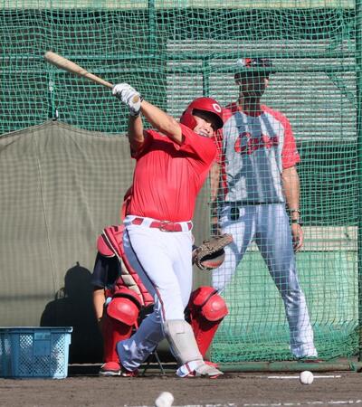 　福地コーチの前で打撃練習をする田村（撮影・市尻達拡）