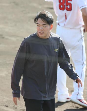 　全体練習後、チームメートらにあいさつをする滝田（撮影・市尻達拡）