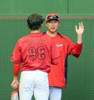 　ブルペンで辻と話をする新井監督（撮影・市尻達拡）