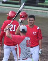 　福地コーチから指導を受ける田村（撮影・市尻達拡）