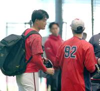 　練習前の円陣に参加した後、野村投手コーチと話をして球場を後にする岡本