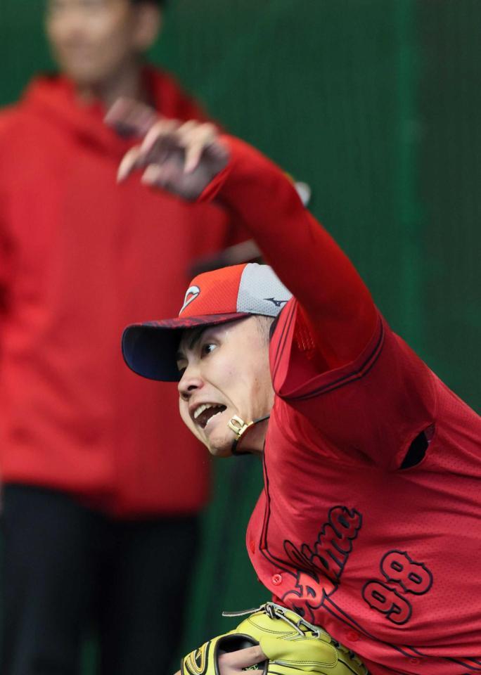 　ブルペンで熱投する辻（撮影・市尻達拡）