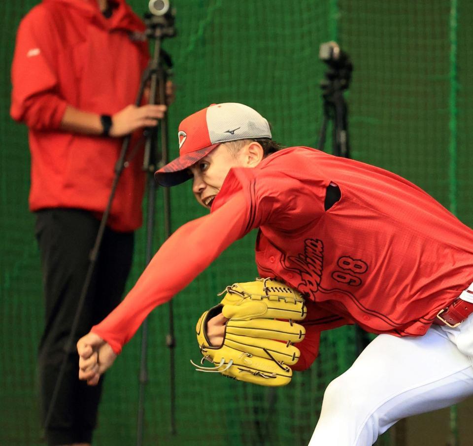 　ブルペンで熱投する辻（撮影・市尻達拡）