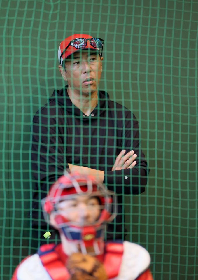 　ブルペンで投球練習を見つめる黒田博樹球団アドバイザー（撮影・市尻達拡）