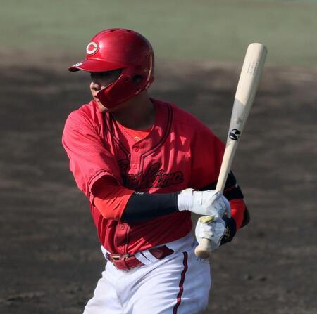 　５回、左前打を放つ久保（撮影・市尻達拡）