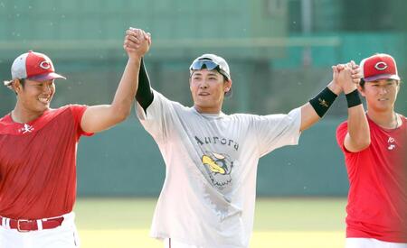 　全体練習終了後、渡辺（左）と佐々木（右）の手を持ち上げる久保（撮影・市尻達拡）