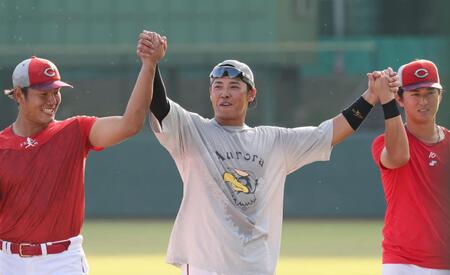 　全体練習終了後、渡辺（左）と佐々木（右）の手を持ち上げる久保（撮影・市尻達拡）