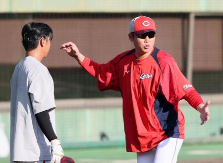　紅白戦後、久保に打撃指導する新井監督（撮影・市尻達拡）