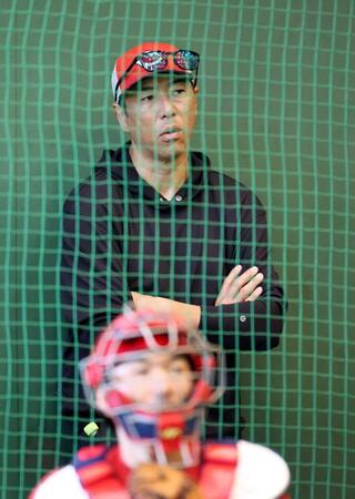 　ブルペンで、投球練習を見つめる黒田球団アドバイザー